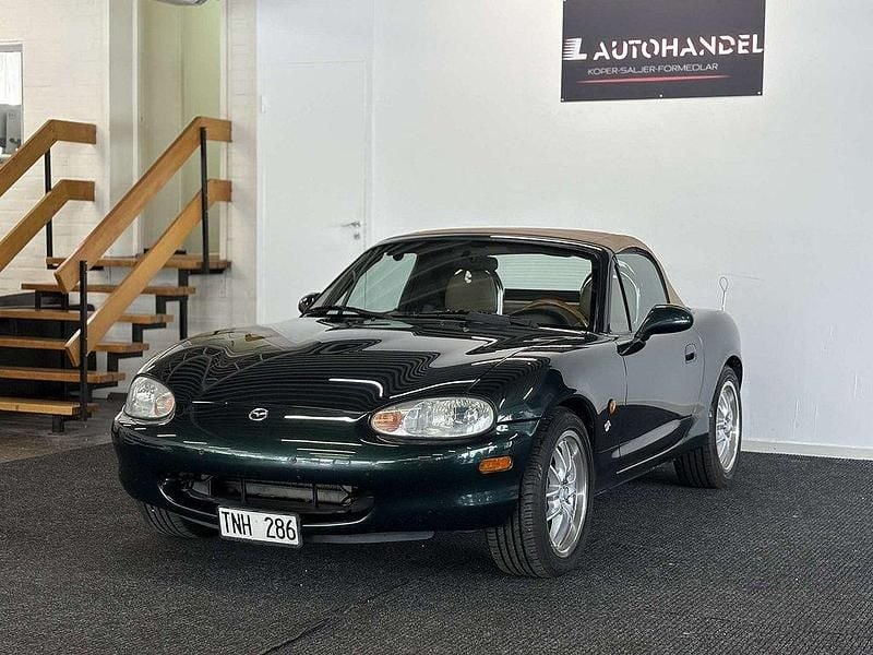 Mörkgrön Begagnad 1999 Mazda MX5 Cab | 74 900 kr (Marknadspris) - Bild 1/4