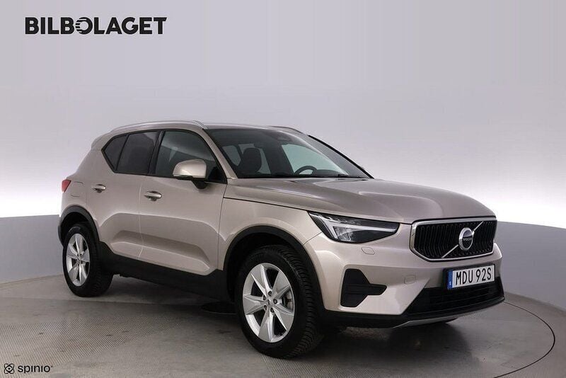 Ljusgrå Begagnad 2023 Volvo XC40 Core SUV | 359 800 kr (Bra pris) - Bild 1/4