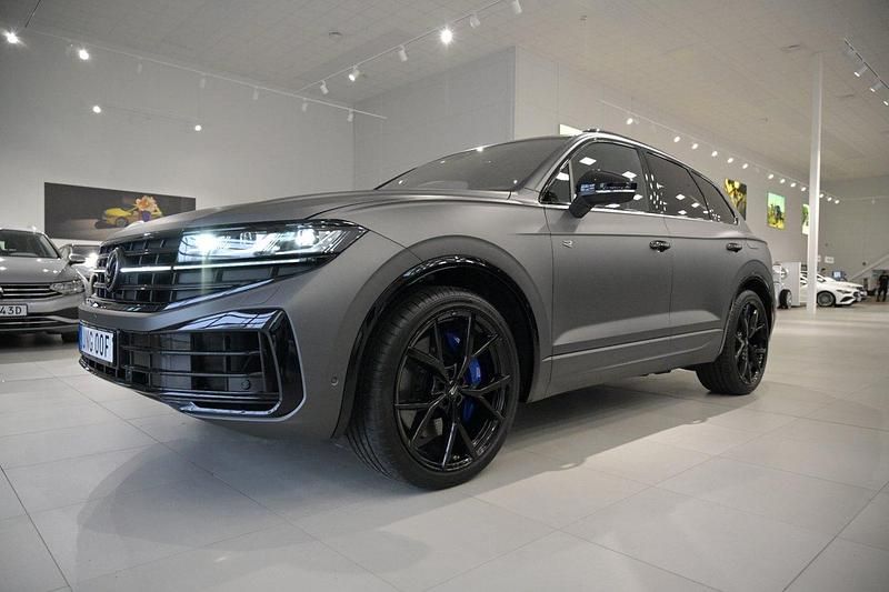 Grå Ny 2025 VW Touareg R SUV | 958 900 kr - Bild 1/3