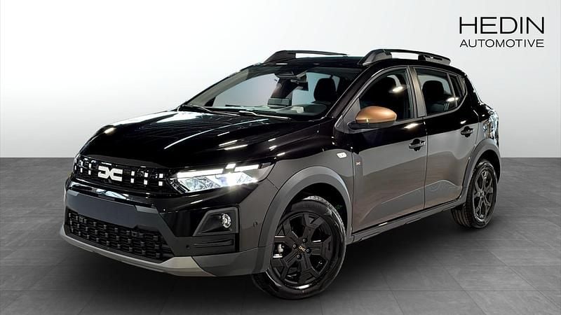 Svart Ny 2025 Dacia Sandero Stepway | 259 900 kr (Marknadspris) - Bild 1/4