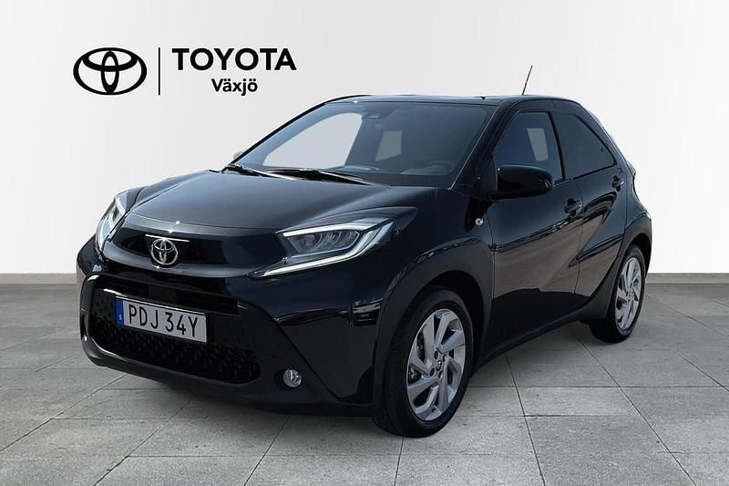 Svart Begagnad 2024 Toyota Aygo X-play Halvkombi | 179 000 kr (Marknadspris) - Bild 1/3