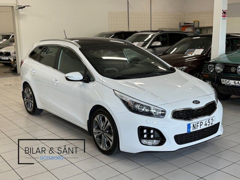 Vit Begagnad 2016 Kia Ceed Sportswagon GT-Line Kombi | 152 900 kr (Marknadspris) - Bild 1/4