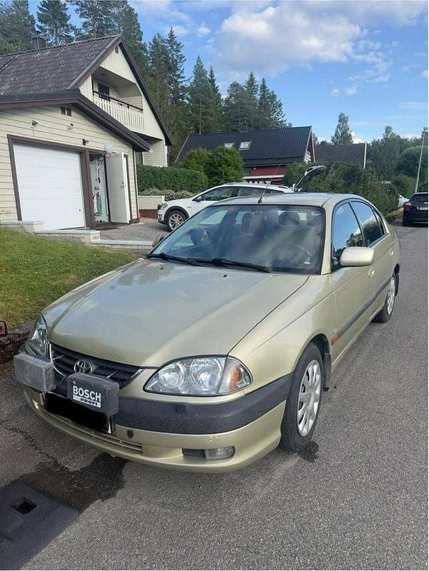 Gul Begagnad 2001 Toyota Avensis Sedan | 18 000 kr (Marknadspris) - Bild 1/4