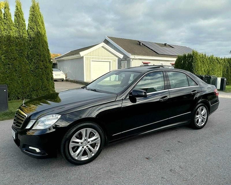 Svart Begagnad 2009 Mercedes E500 Avantgarde Sedan | 150 000 kr - Bild 1/4