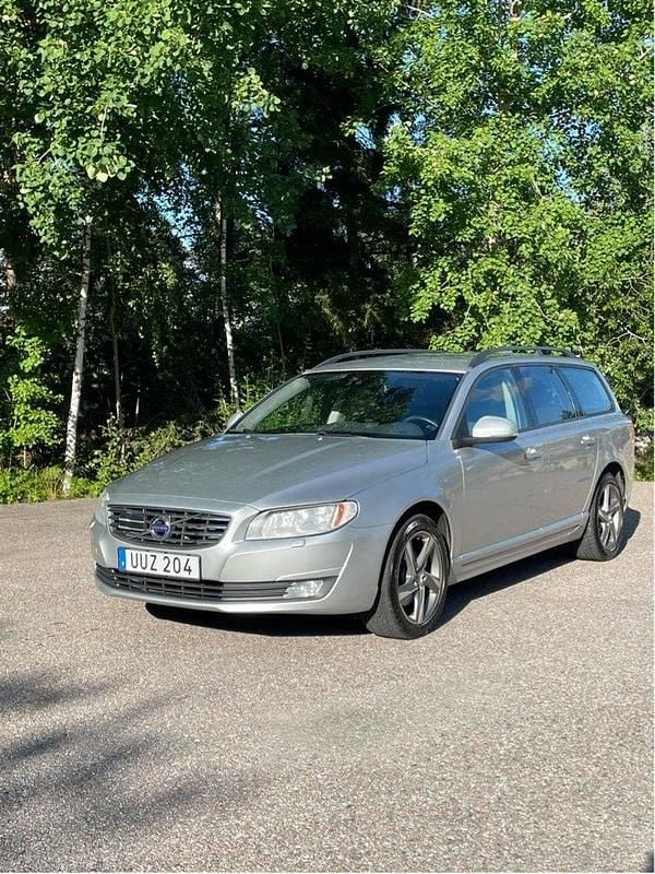 Silver Begagnad 2016 Volvo V70 Kinetic Kombi | 104 900 kr (Bra pris) - Bild 1/4