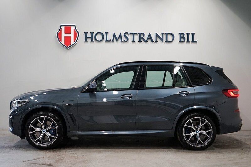 Grå Begagnad 2022 BMW X5 M Sport SUV | 699 800 kr (Marknadspris) - Bild 1/4