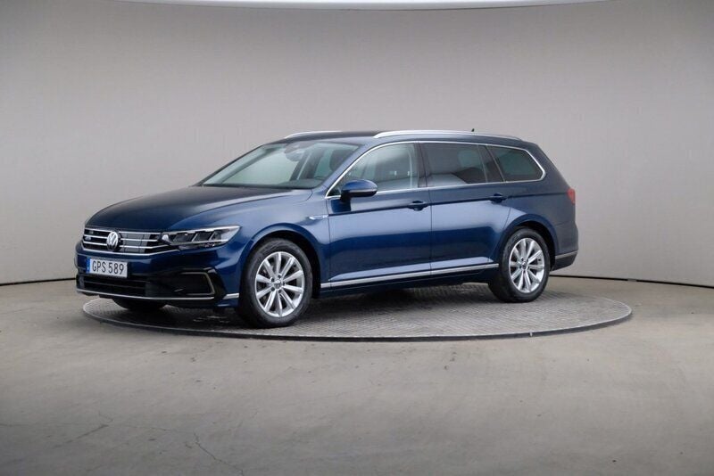 Blå (blue) Begagnad 2021 VW Passat GTE Kombi | 229 000 kr (Bra pris) - Bild 1/4