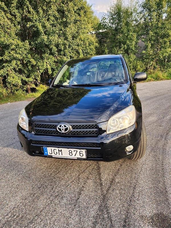 Svart Begagnad 2006 Toyota RAV4 SUV | 44 900 kr (Superpris) - Bild 1/4