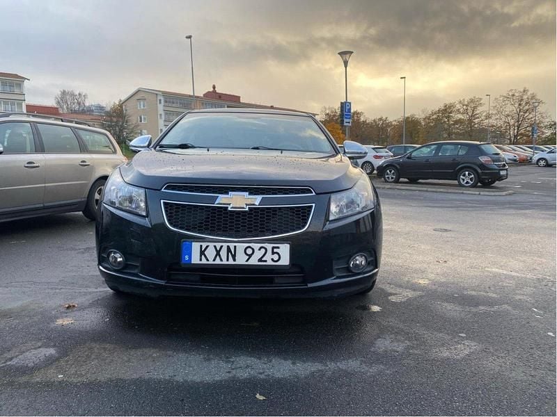 Svart Begagnad 2010 Chevrolet Cruze Sedan | 54 800 kr (Marknadspris) - Bild 1/4