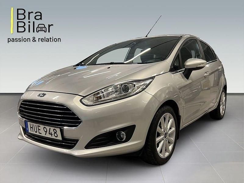 Grå Begagnad 2015 Ford Fiesta Titanium Halvkombi | 79 900 kr (Bra pris) - Bild 1/4