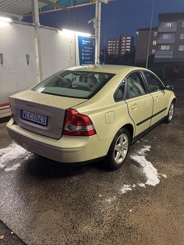 Grön Begagnad 2005 Volvo S40 Sedan | 35 000 kr (Marknadspris) - Bild 1/4