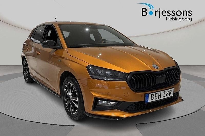 Orange Begagnad 2024 Skoda Fabia Monte Carlo Halvkombi | 229 900 kr (Marknadspris) - Bild 1/4