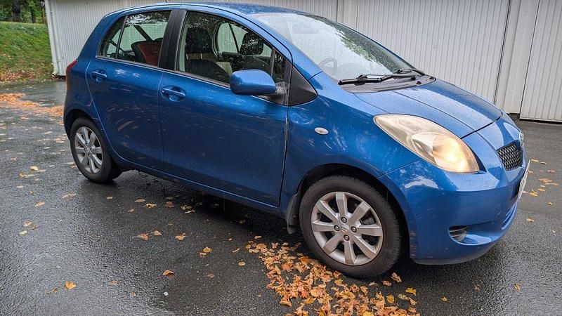Blå Begagnad 2005 Toyota Yaris Halvkombi | 24 500 kr (Lite dyr) - Bild 1/4
