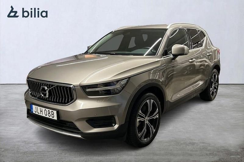Grå Begagnad 2022 Volvo XC40 Inscription SUV | 379 500 kr (Marknadspris) - Bild 1/3