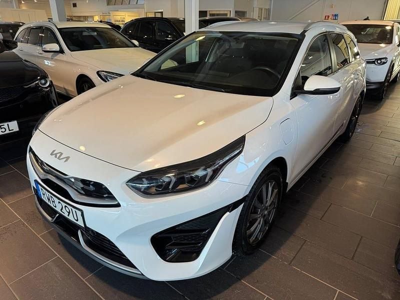 Vit Begagnad 2023 Kia Ceed Sportswagon Advance Kombi | 279 900 kr (Marknadspris) - Bild 1/4