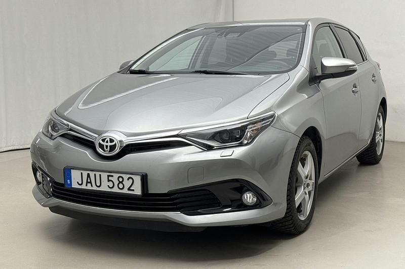 Ljusgrå Begagnad 2015 Toyota Auris Active | 159 900 kr - Bild 1/4
