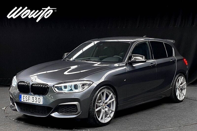 Grå (mineralgrå metallic) Begagnad 2017 BMW M140 M Sport Halvkombi | 389 800 kr (Bra pris) - Bild 1/3