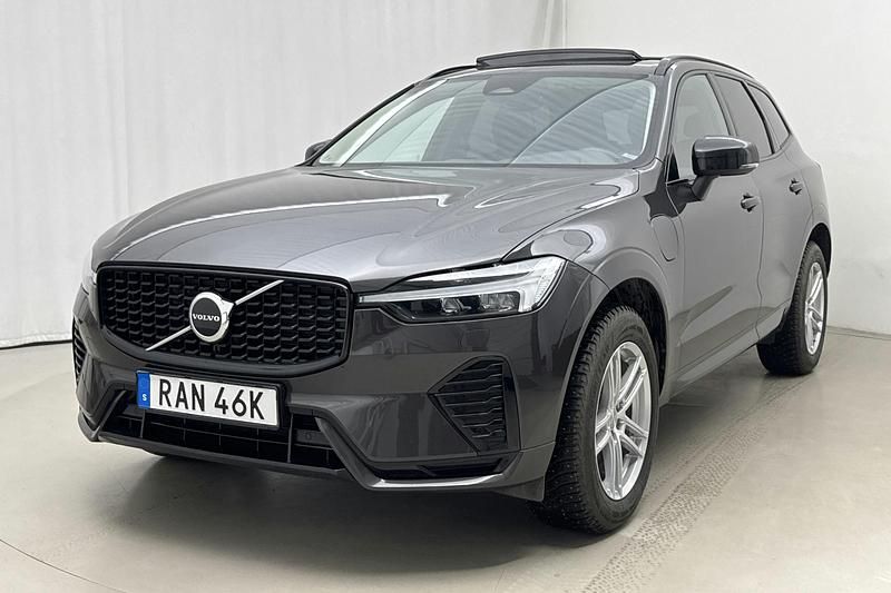 Grå Begagnad 2023 Volvo XC60 Plus SUV | 460 000 kr (Marknadspris) - Bild 1/4