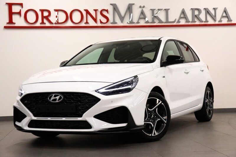 Vit (polar white) Begagnad 2021 Hyundai i30 N Line Halvkombi | 273 900 kr - Bild 1/4