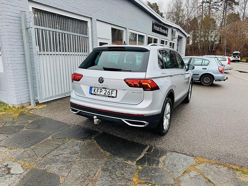 Begagnad VW Tiguan Elegance 245 HK (180 kW) 2022 Silver metallic SUV
