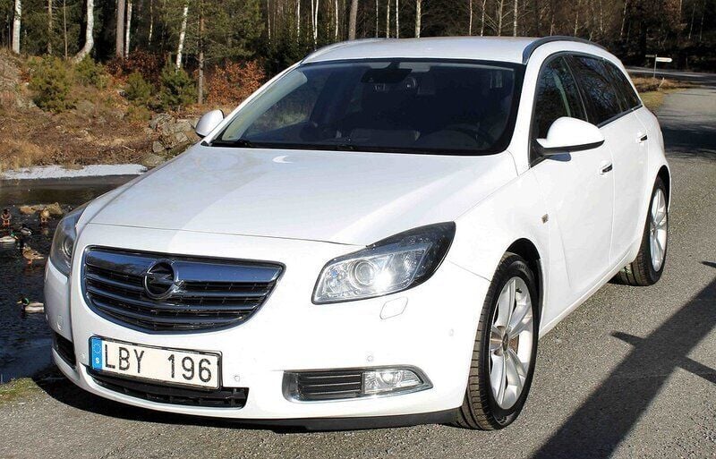 Vit Begagnad 2010 Opel Insignia Cosmo Kombi | 59 000 kr - Bild 1/4