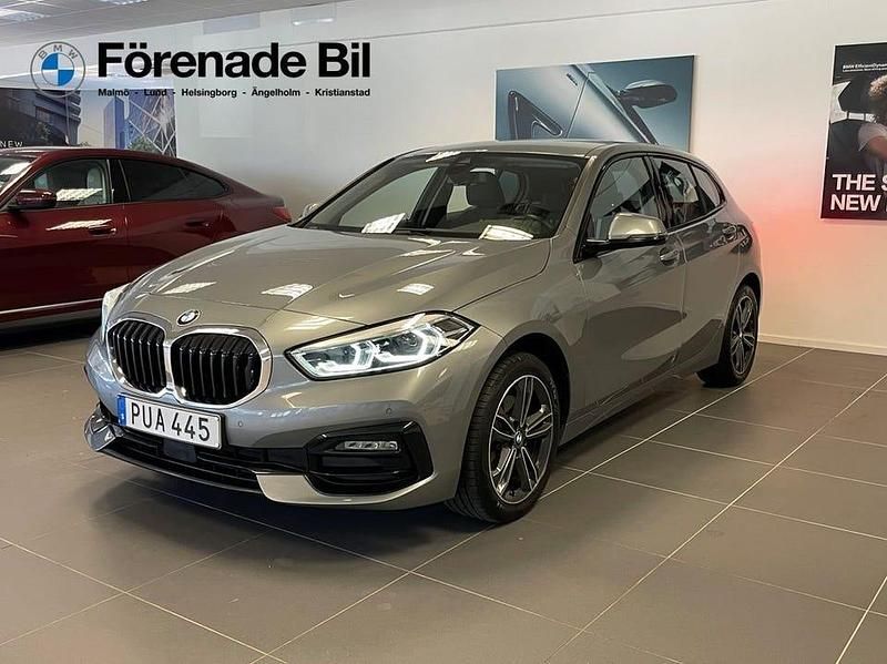 Grå Begagnad 2022 BMW 118 Sport Line Halvkombi | 239 000 kr (Marknadspris) - Bild 1/4