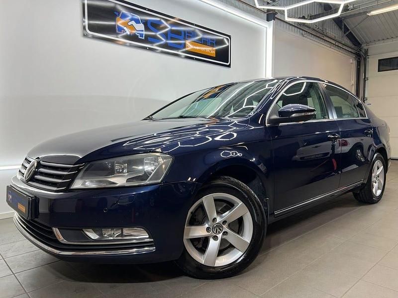 Mörkblå Begagnad 2011 VW Passat Sedan | 99 900 kr (Dyr) - Bild 1/4