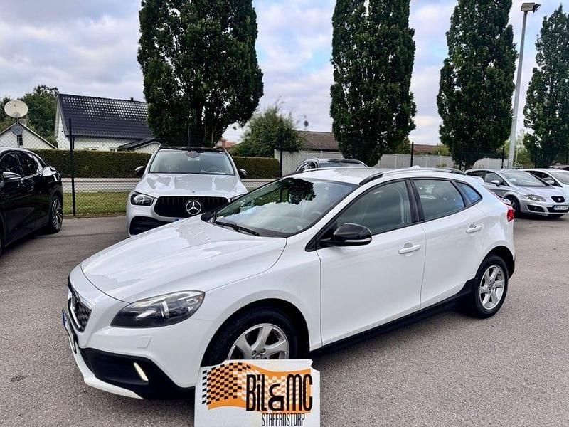 Begagnad Volvo V40 CC Momentum 150 HK (110 kW) 2013 Vit Kombi