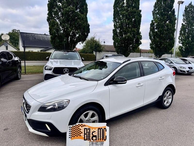Vit Begagnad 2013 Volvo V40 CC Momentum Kombi | 128 800 kr (Marknadspris) - Bild 1/4