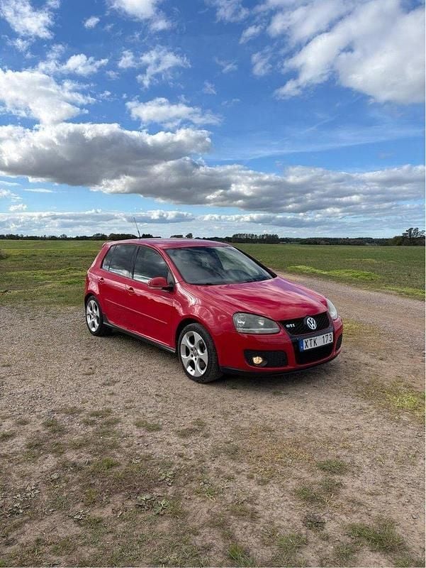 Röd Begagnad 2006 VW Golf V GTI Halvkombi | 65 000 kr (Marknadspris) - Bild 1/4