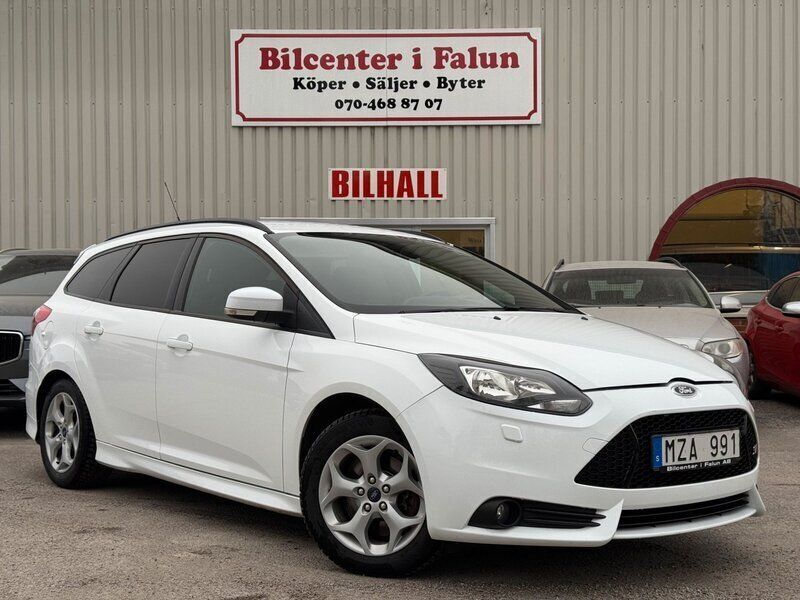 Vit Begagnad 2012 Ford Focus ST Kombi | 119 900 kr - Bild 1/4