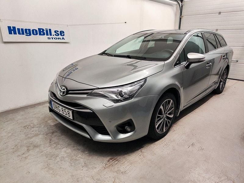 Ljusgrå (gråmetallic) Begagnad 2016 Toyota Avensis Active Kombi | 189 500 kr (Lite dyr) - Bild 1/4