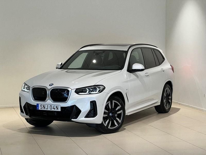 Vit Begagnad 2024 BMW iX3 M Sport SUV | 599 000 kr (Bra pris) - Bild 1/4