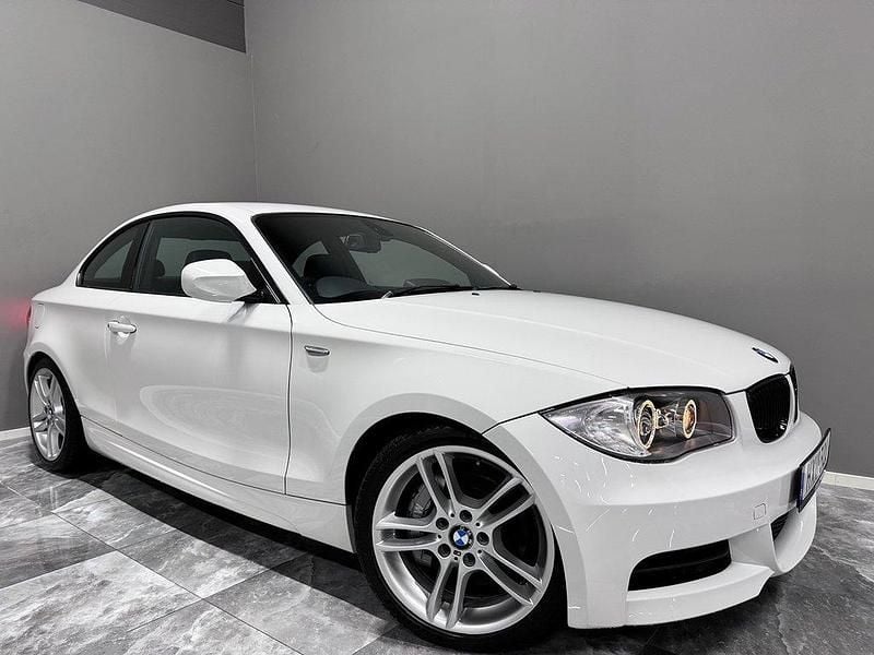 Vit Begagnad 2011 BMW 135 M Sport Halvkombi | 189 900 kr - Bild 1/4