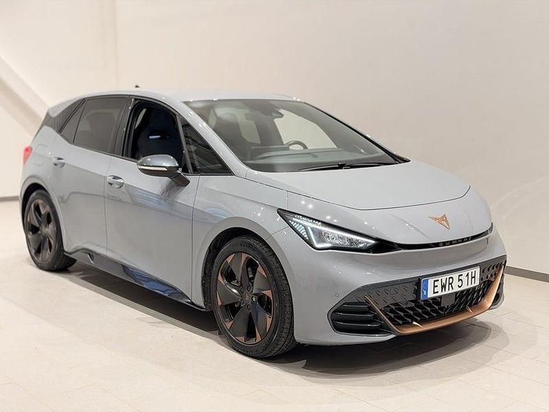 Begagnad Cupra Born e-Boost 169 kW (231 HK) 2023 Grå Halvkombi