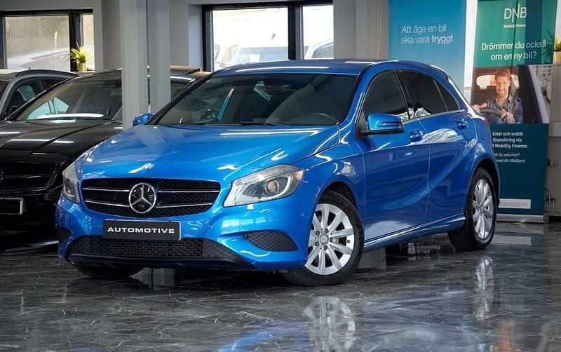 Mörkblå (blå) Begagnad 2013 Mercedes A200 Style Halvkombi | 119 900 kr (Bra pris) - Bild 1/4