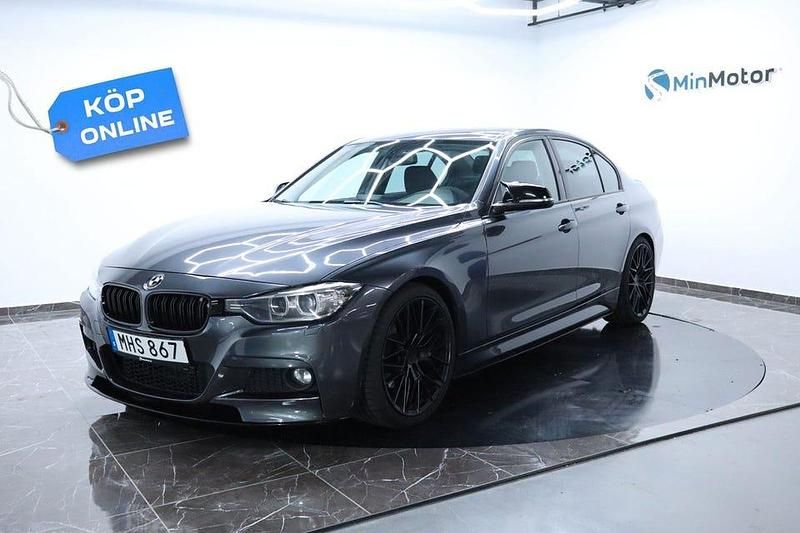 Mörkgrå Begagnad 2012 BMW 320 M Sport Sedan | 119 900 kr (Dyr) - Bild 1/4