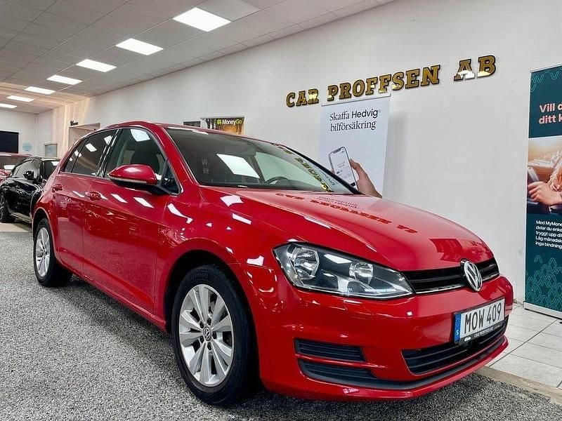 Röd Begagnad 2015 VW Golf VII Halvkombi | 69 900 kr (Marknadspris) - Bild 1/4
