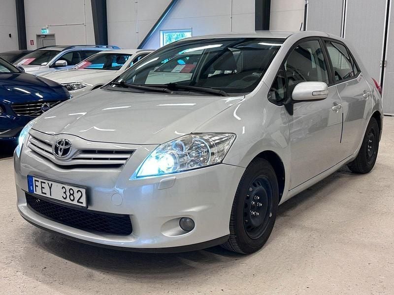 Silver Begagnad 2011 Toyota Auris Plus Halvkombi | 64 700 kr (Marknadspris) - Bild 1/4