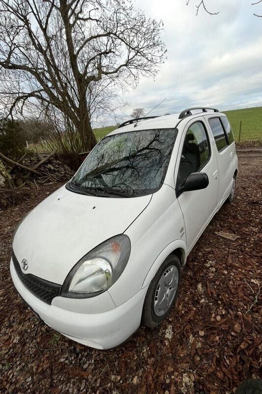 Vit Begagnad 2001 Toyota Yaris Verso Minibuss | 18 000 kr (Marknadspris) - Bild 1/4