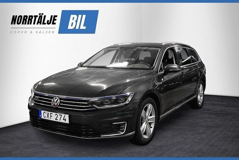 Mörkgrå Begagnad 2018 VW Passat GTE Kombi | 174 900 kr (Marknadspris) - Bild 1/4