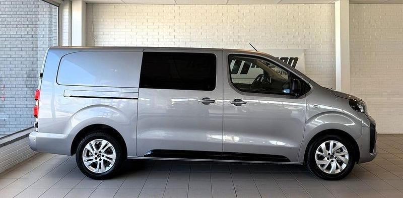 Begagnad Opel Vivaro Elite 180 HK (132 kW) 2025 Grå (grå metallic) Minibuss