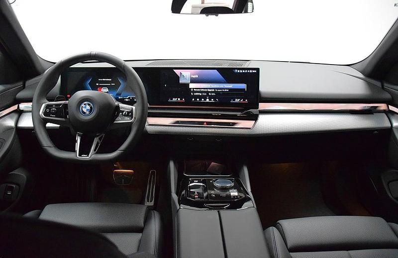 Begagnad BMW i5 M Sport 250 kW (340 HK) 2024 Vit Sedan