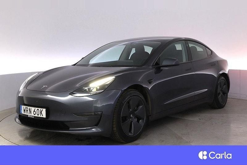 Grå Begagnad 2022 Tesla Model 3 Long Range AWD Sedan | 384 900 kr (Marknadspris) - Bild 1/4