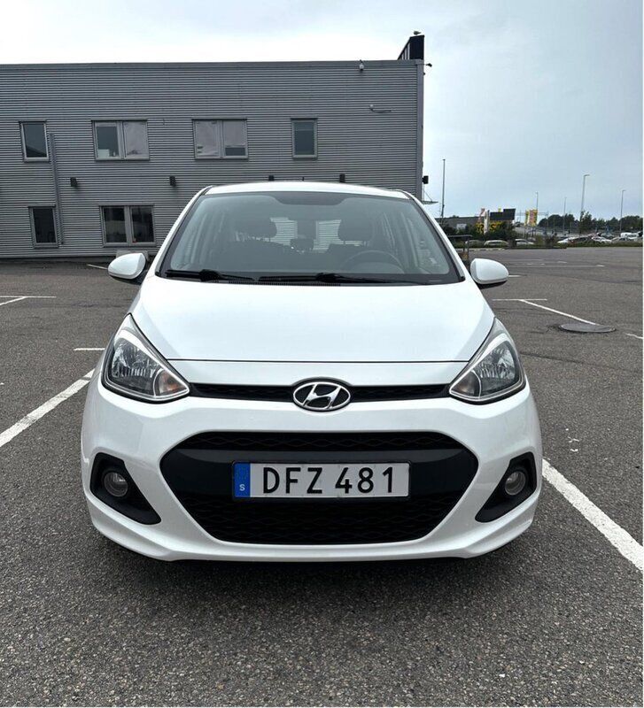 Vit Begagnad 2014 Hyundai i10 Comfort Halvkombi | 84 900 kr (Marknadspris) - Bild 1/4