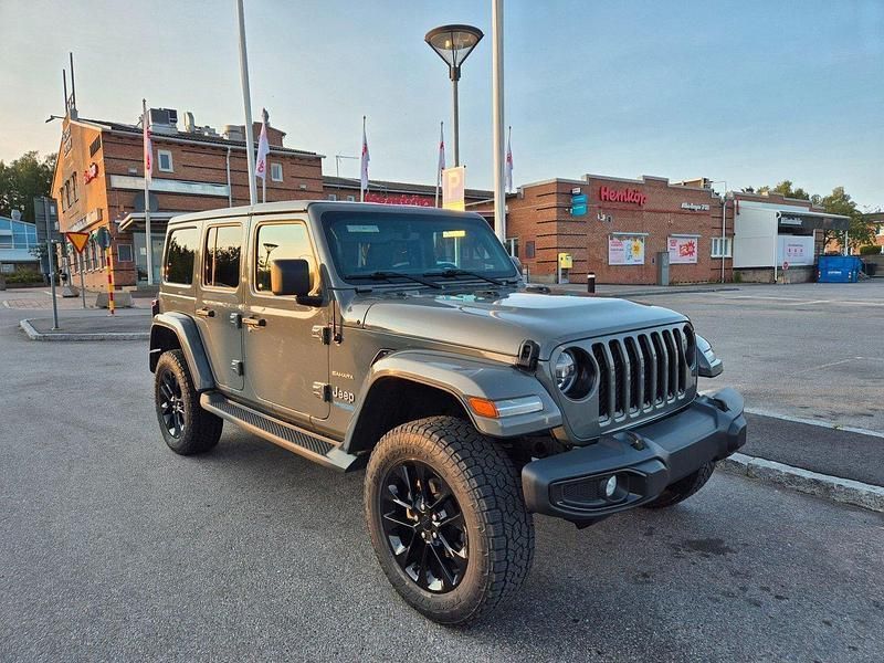 Grå Begagnad 2021 Jeep Wrangler Unlimited Sahara SUV | 575 000 kr (Dyr) - Bild 1/4