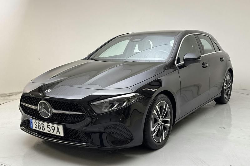 Svart Begagnad 2023 Mercedes A200 Progressive | 319 000 kr (Dyr) - Bild 1/4