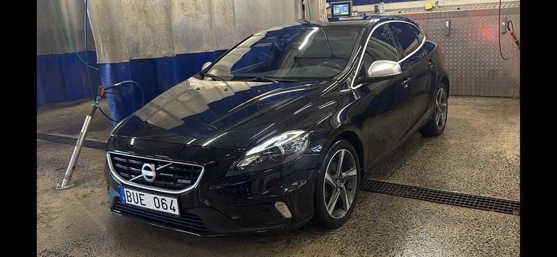 Svart Begagnad 2014 Volvo V40 R-Design Kombi | 116 500 kr (Marknadspris) - Bild 1/4