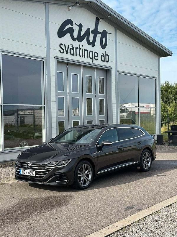 Mörkgrå Begagnad 2021 VW Arteon R-line Kombi | 299 800 kr (Marknadspris) - Bild 1/4