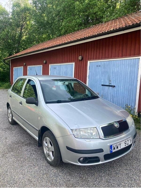 Silver Begagnad 2005 Skoda Fabia Halvkombi | 25 000 kr (Marknadspris) - Bild 1/3
